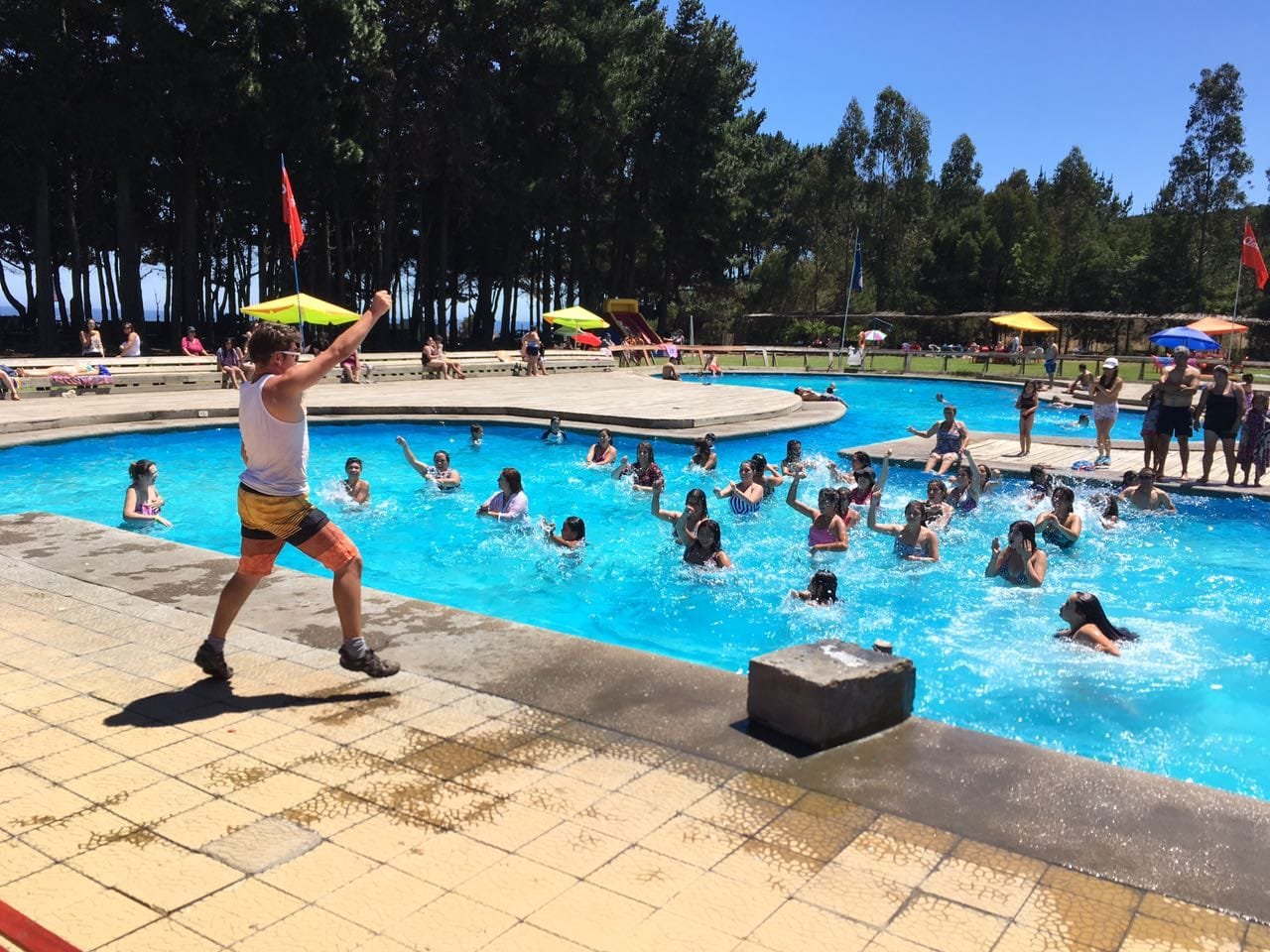 Actividad grupal en una piscina de Costamar