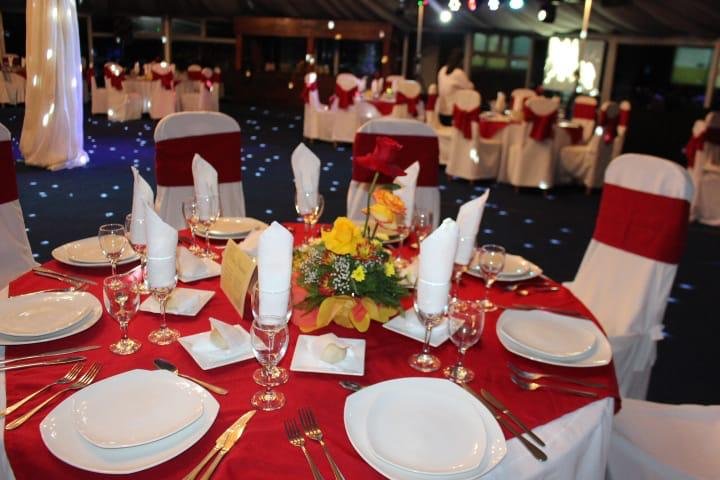 Salón de Costamar preparado con mesas para un evento